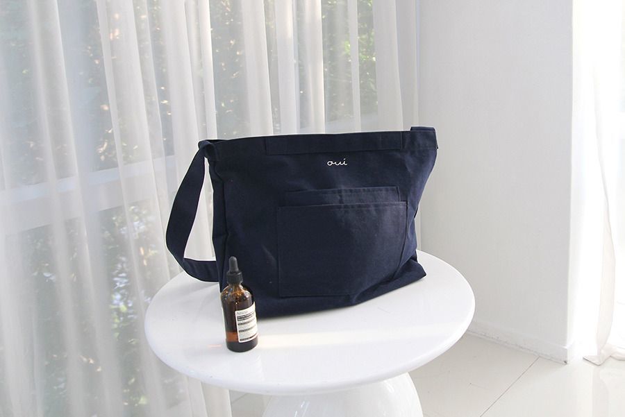 Oui Pocket Shoulder Bag